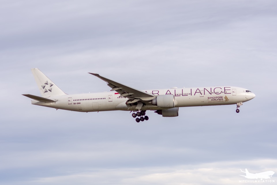 Singapore Airlines Boeing 777 in Star Alliance livery landing at Melbourne