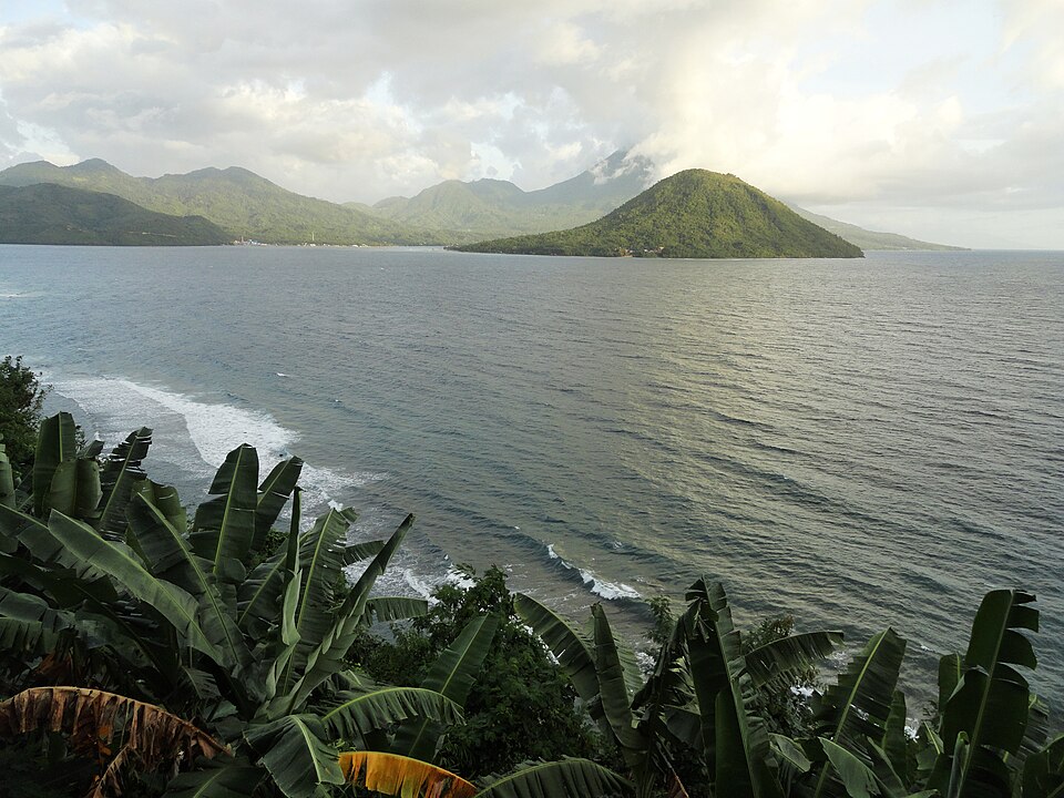 Pulau Maitara and Pulau Tidore from the Floridas Restaurant in Pulau Ternate (Ternate Island), The Moluccas (Maluku) (15182126636), Ternate