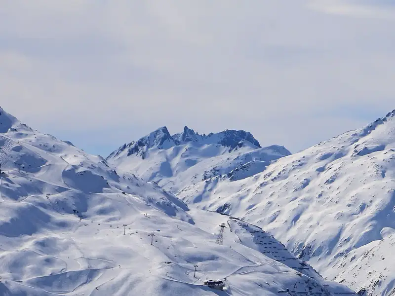 Andermatt, Uri, Switzerland — Blick auf das Ski-Gebiet Gurschen – Gemsstock. Andermatt im Kanton Uri, Schweiz. Das Skie-Gebiet Gemsstock (2.960 Meter NN) liegt zwischen dem Urseren