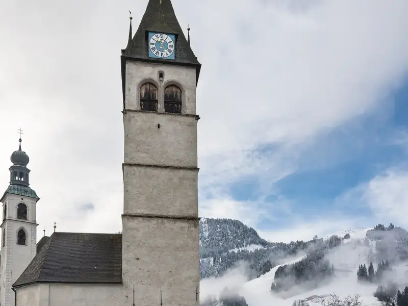 Kitzbühel, Tyrol, Austria — Church of Our Lady and parish church St. Andrew in Kitzbühel, Tyrol, Austria. In the background the Hahnenkamm with the famous downhill racing slope Str