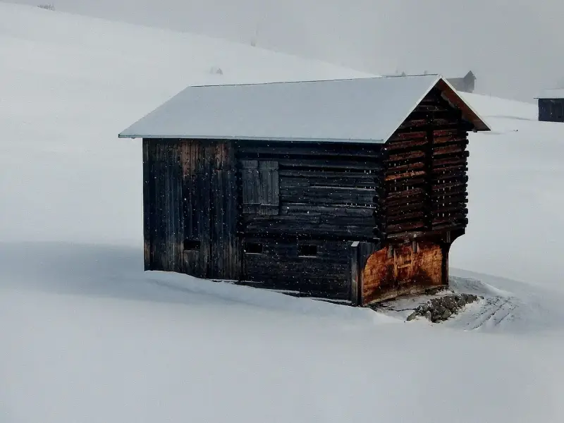 Laax, Graubünden, Switzerland — Scheune oberhalb Falera